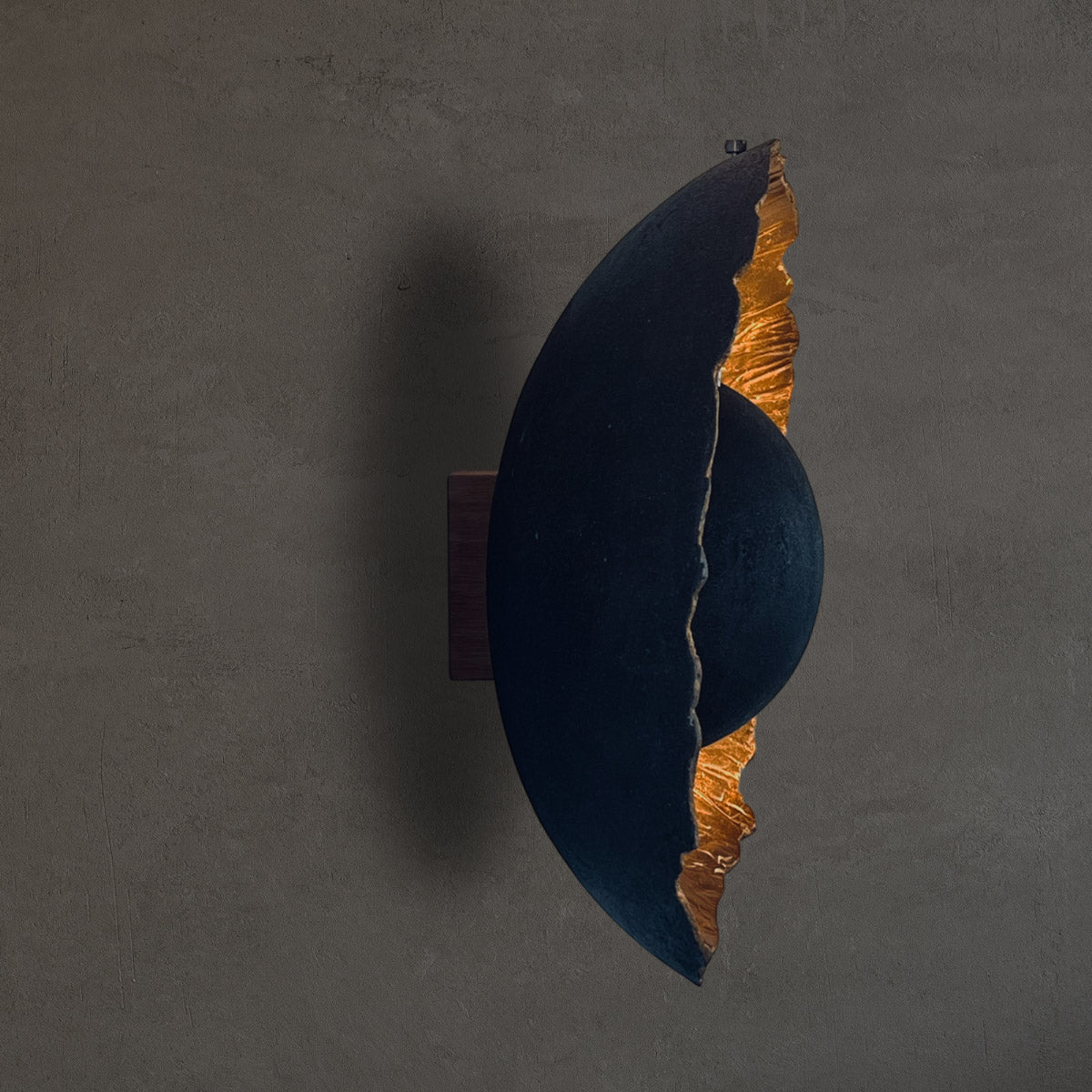 Applique in cemento industriale con finitura rame o argento