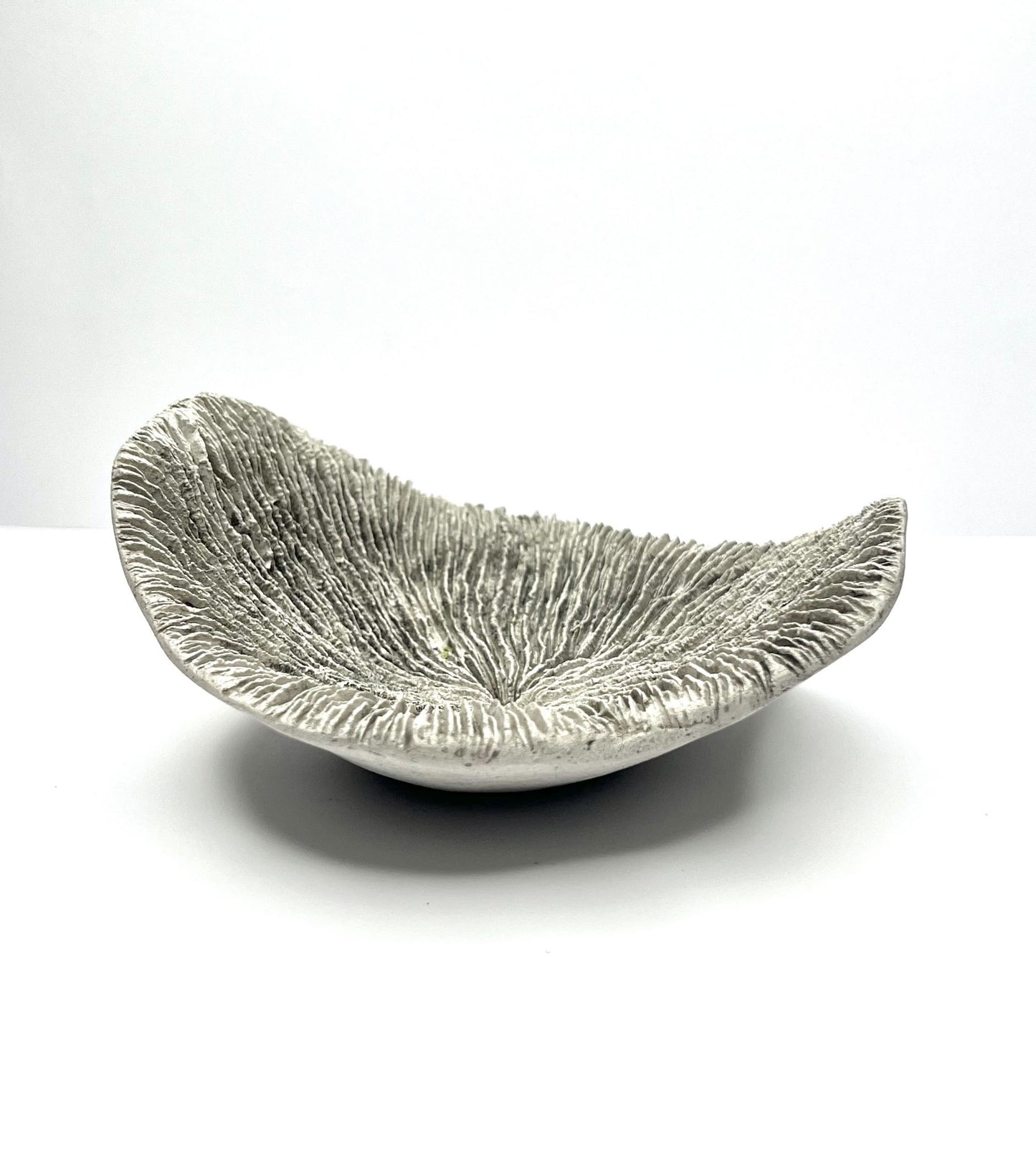 Ciotola di design Akan in cemento minimalista