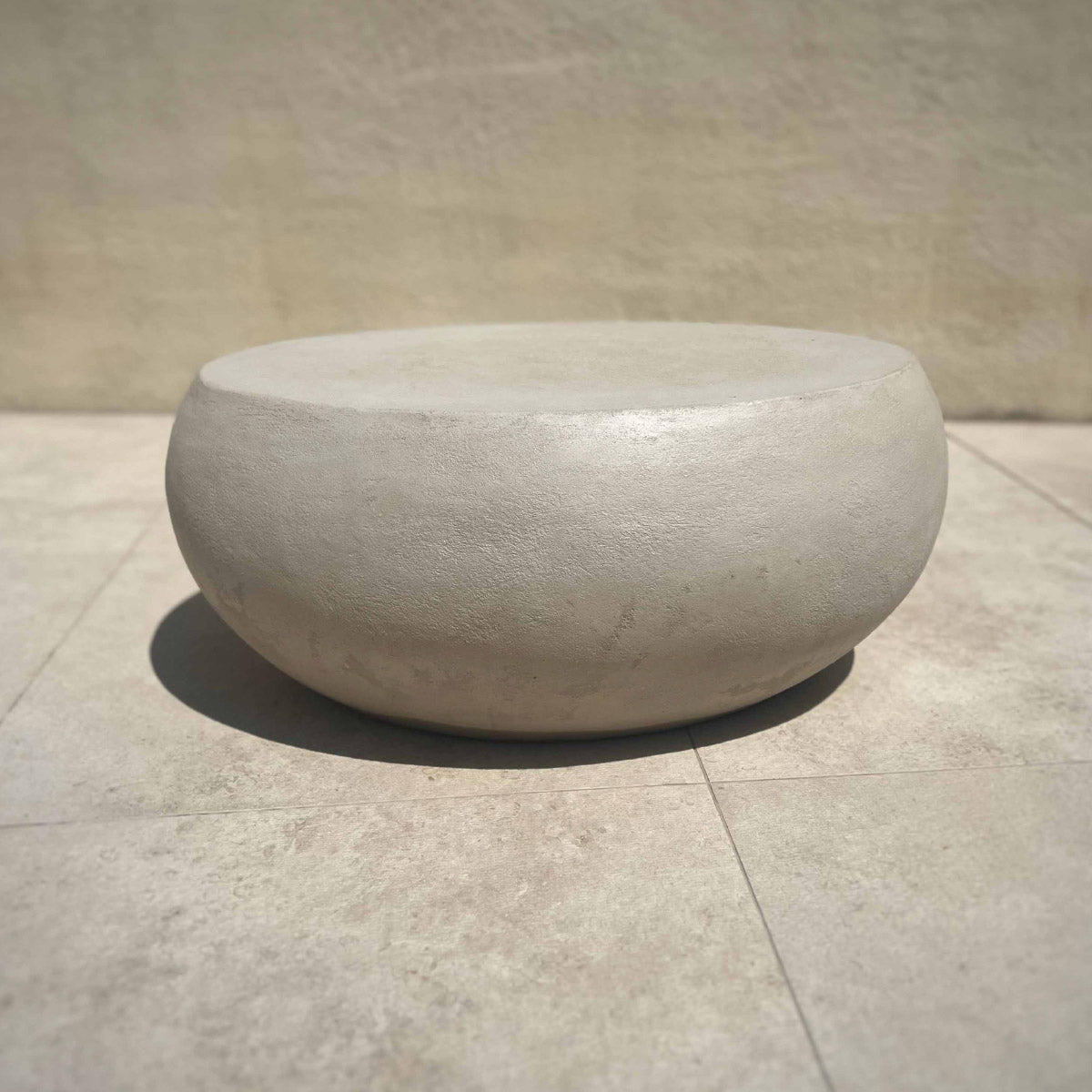 Gros galets décoratifs utilisés comme assise ou table basse
