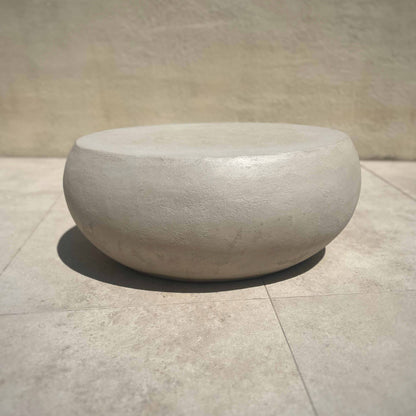 Gros galets décoratifs utilisés comme assise ou table basse