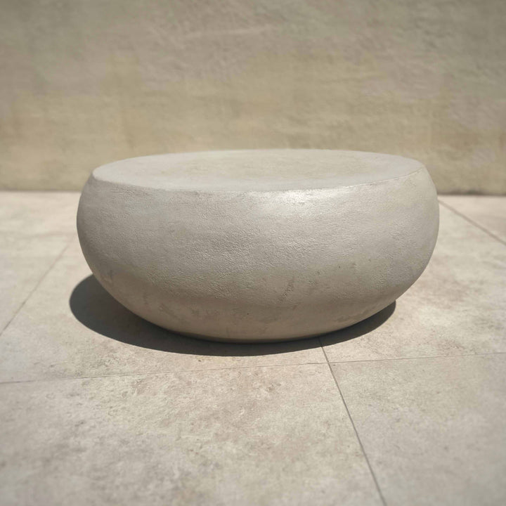 Gros galets décoratifs utilisés comme assise ou table basse