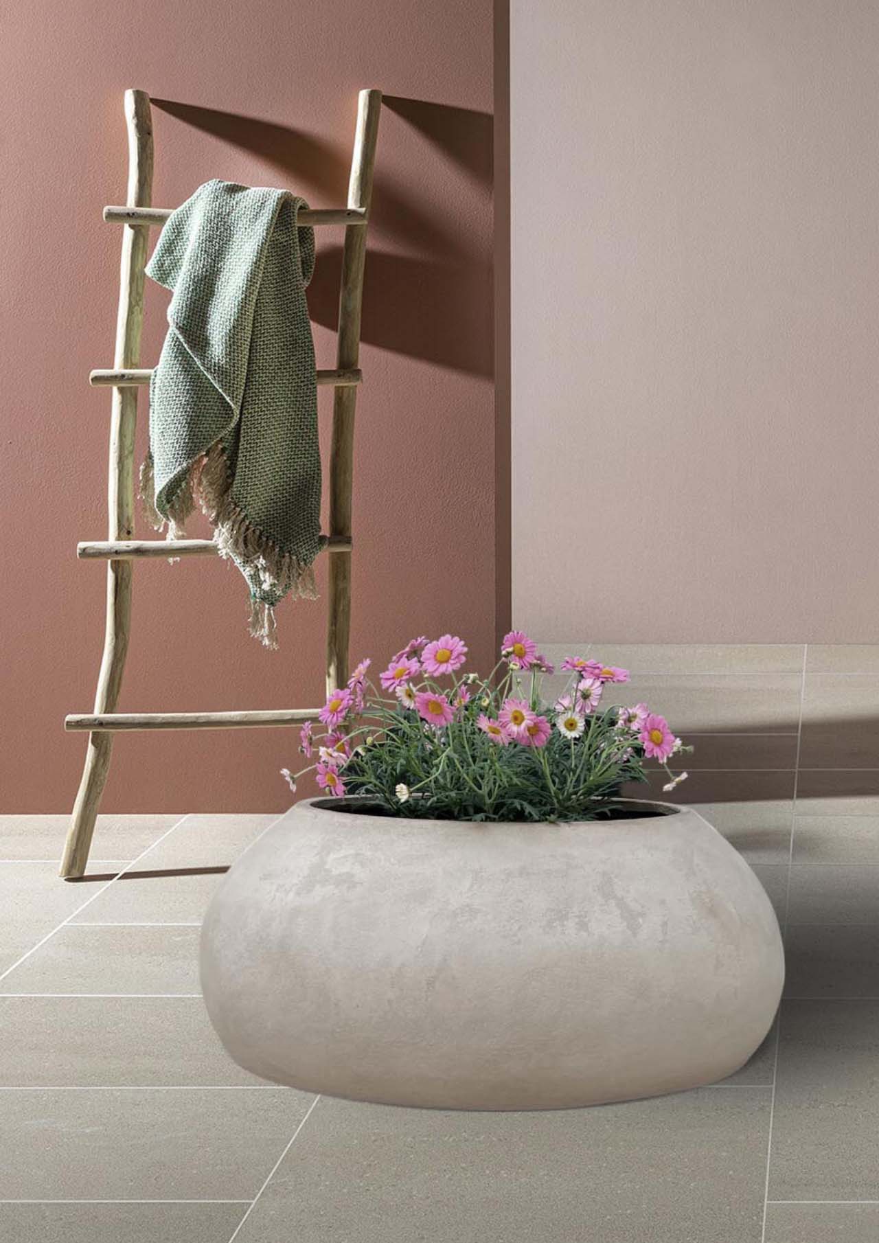 Fioriera ellittica dal design minerale per tavoli e muretti