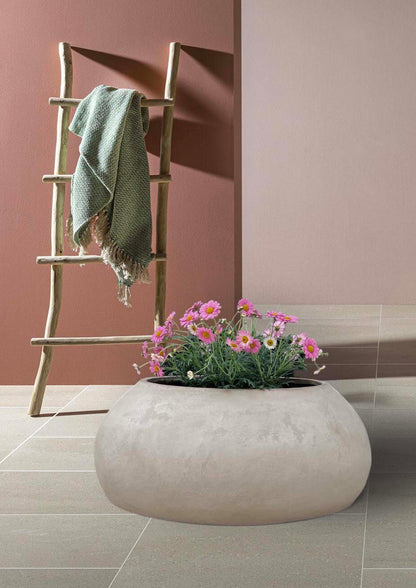 Fioriera ellittica dal design minerale per tavoli e muretti