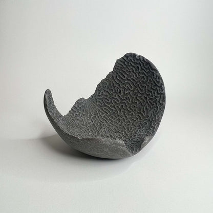Oggetto decorativo da tavolo con finitura minerale grezza