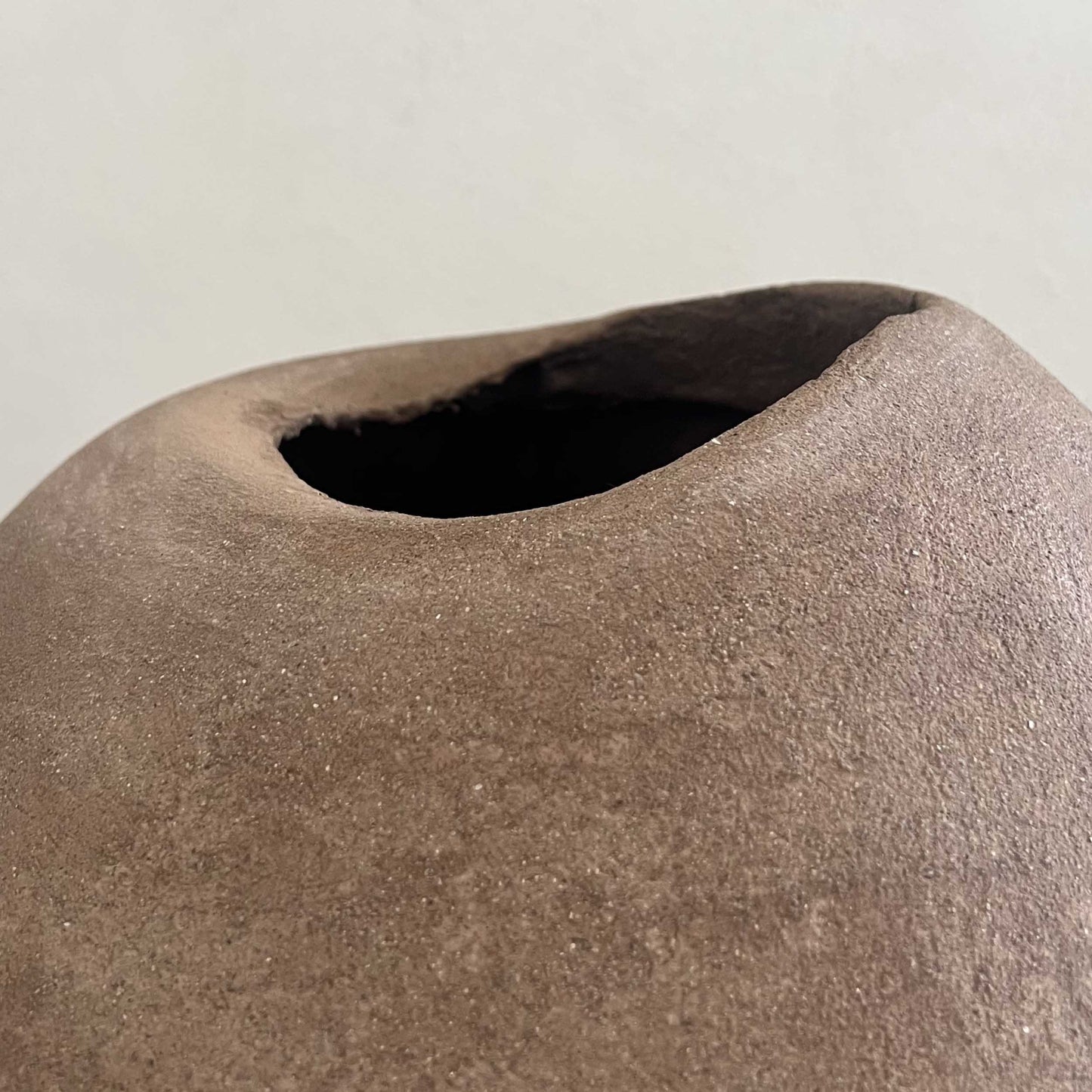 Oggetto decorativo in cemento dalla materia grezza e naturale