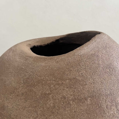 Oggetto decorativo in cemento dalla materia grezza e naturale