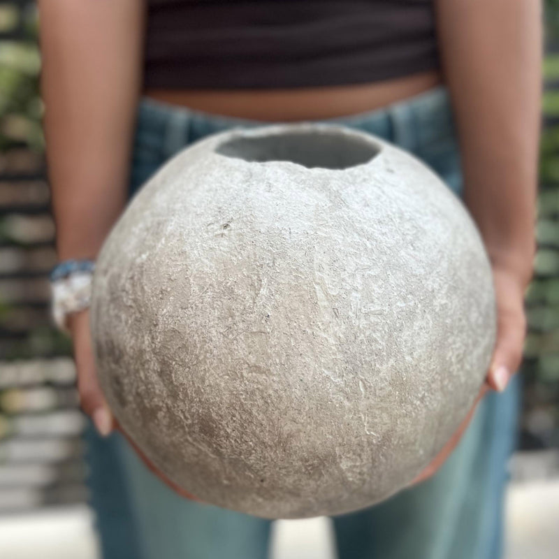 Vaso a sfera in cemento texture minerale effetto pietra