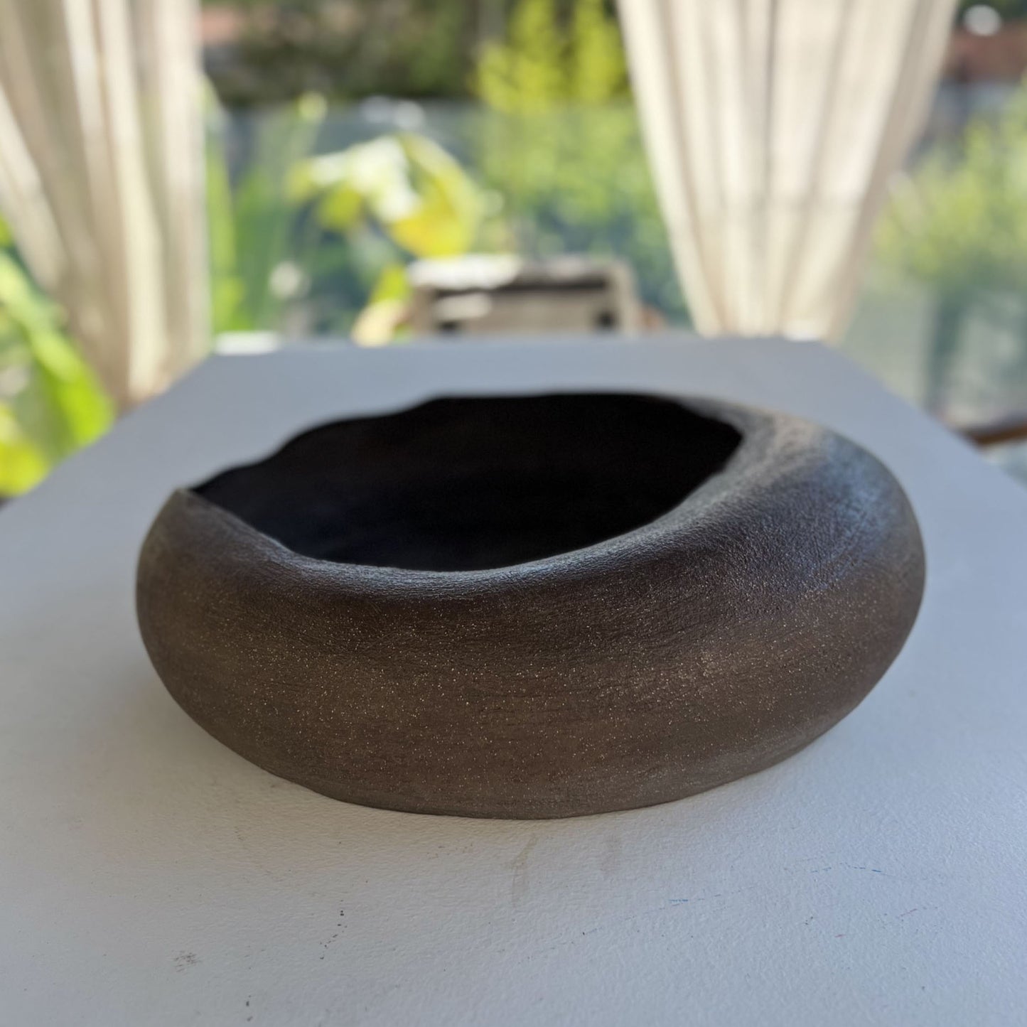 Piatto dal design organico Dune in cemento alimentare