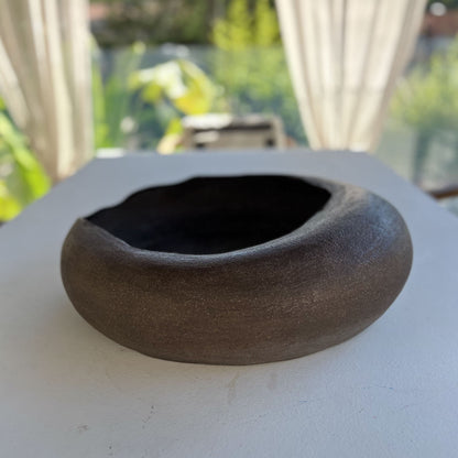 Piatto dal design organico Dune in cemento alimentare