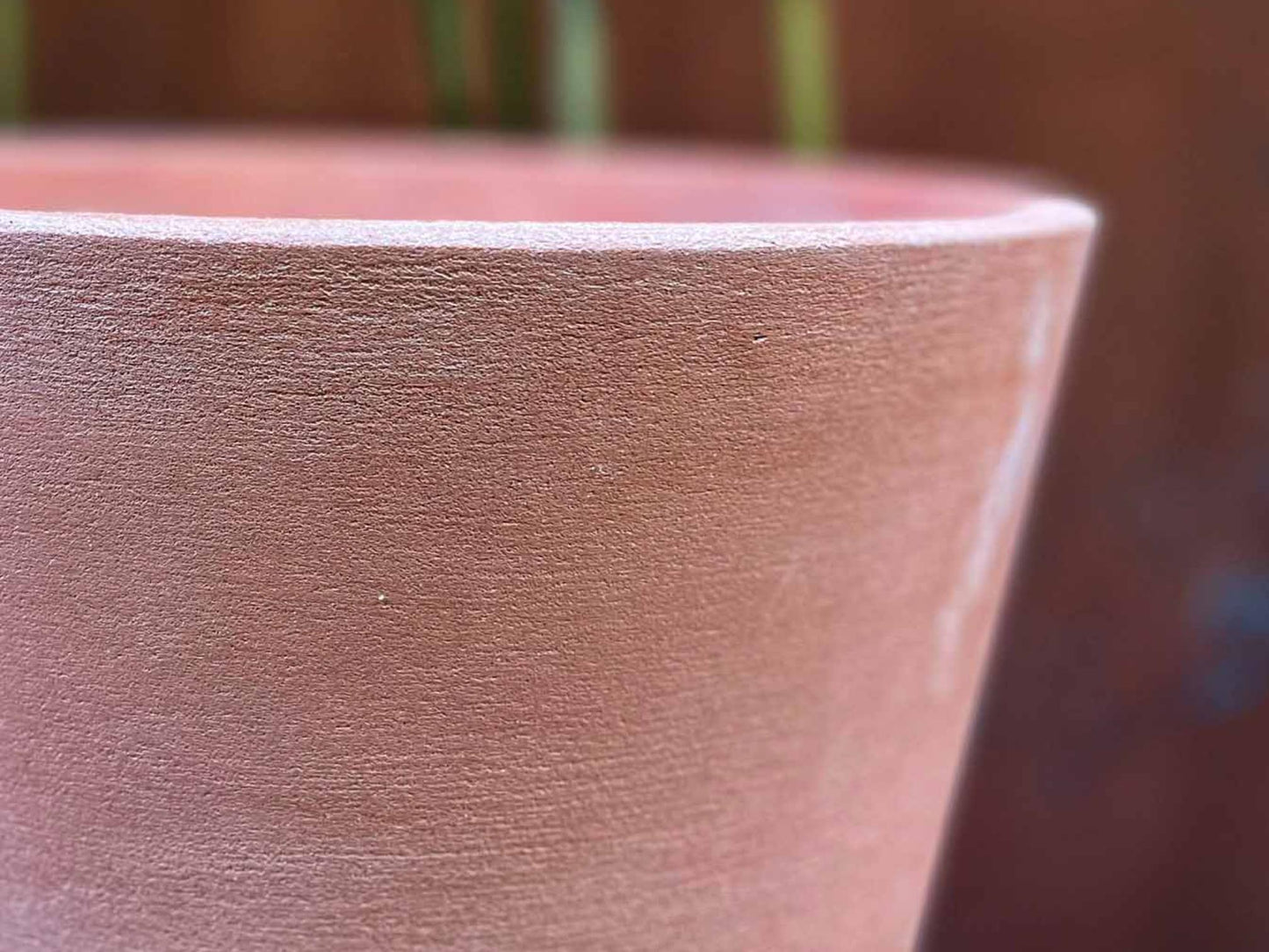 Fioriera alta e svasata dal design moderno per estern