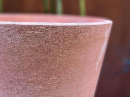 Fioriera alta e svasata dal design moderno per estern