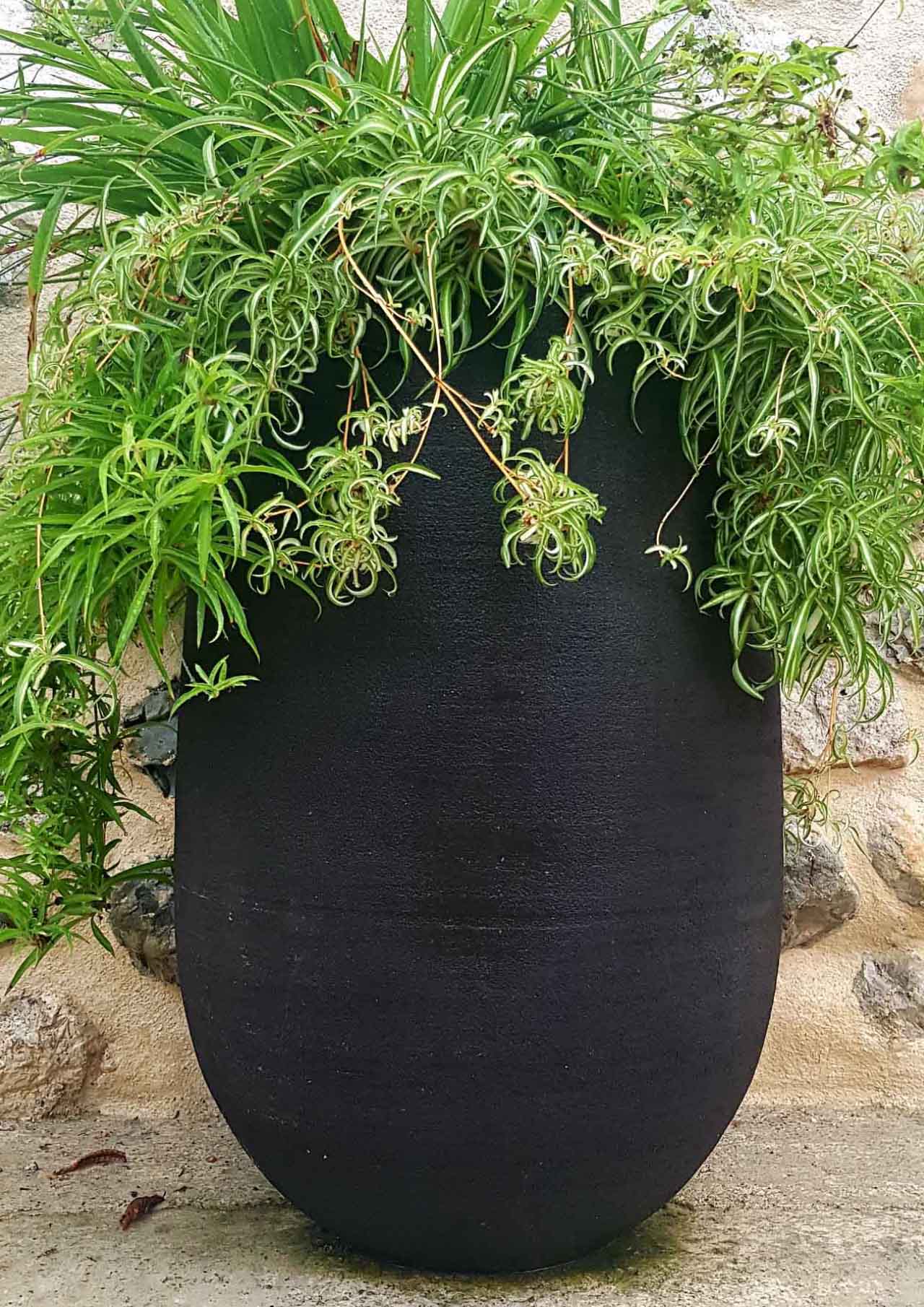 Fioriera larga a forma di tamburo per giardini moderni