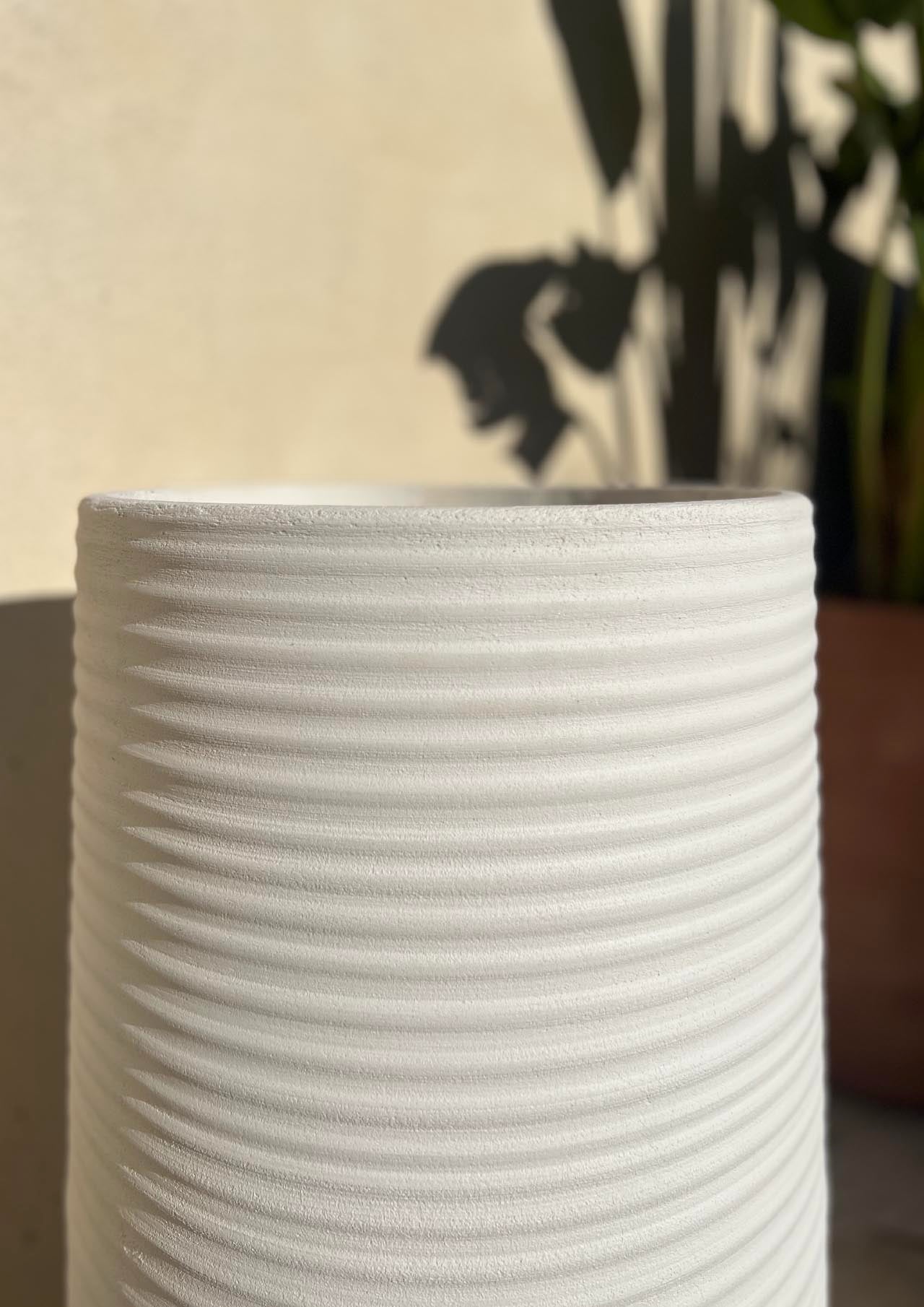 Vaso artigianale con finitura affumicata al fuoco di eucalipto