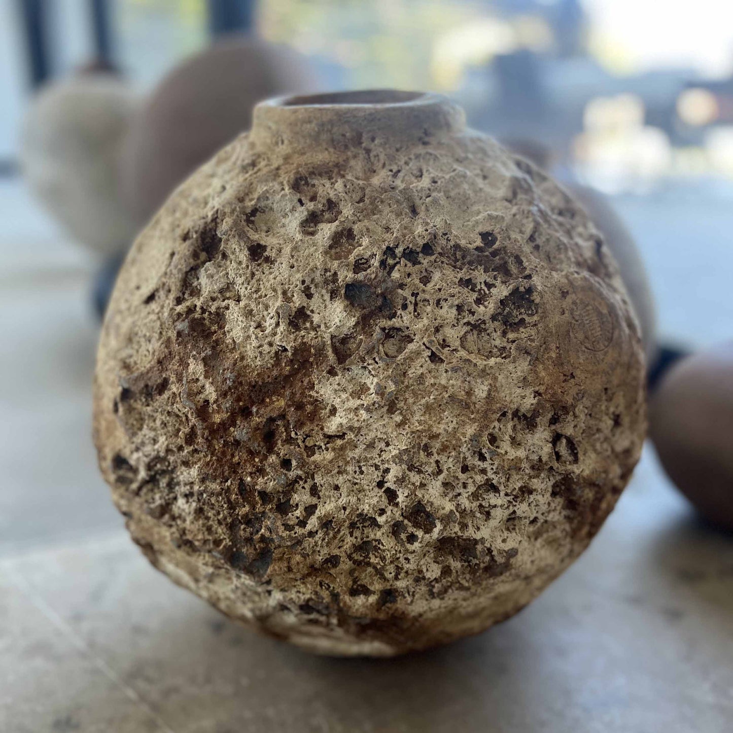 Poteria di design Japandi Zao con finitura minerale naturale