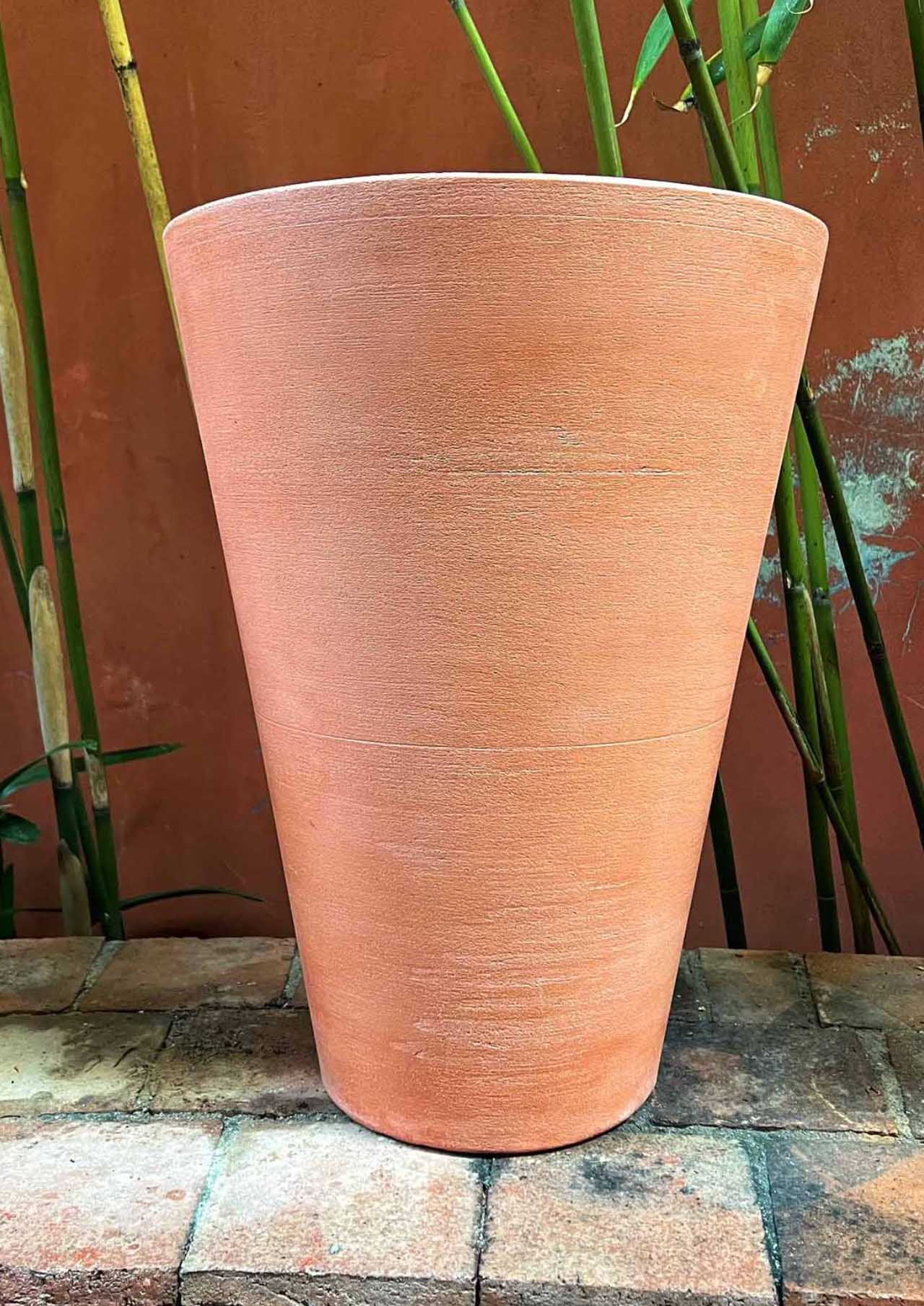 Vaso monumentale a cono per ingressi di ville in Costa Azzurra