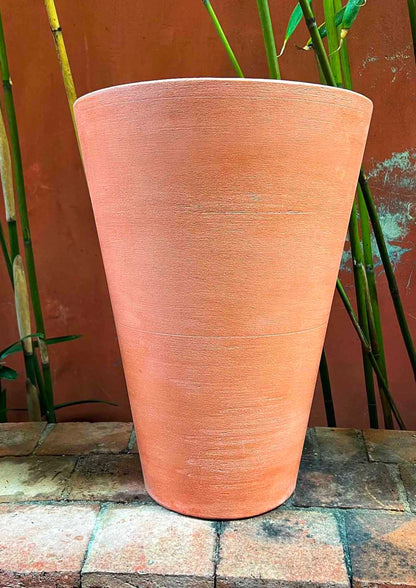 Vaso monumentale a cono per ingressi di ville in Costa Azzurra
