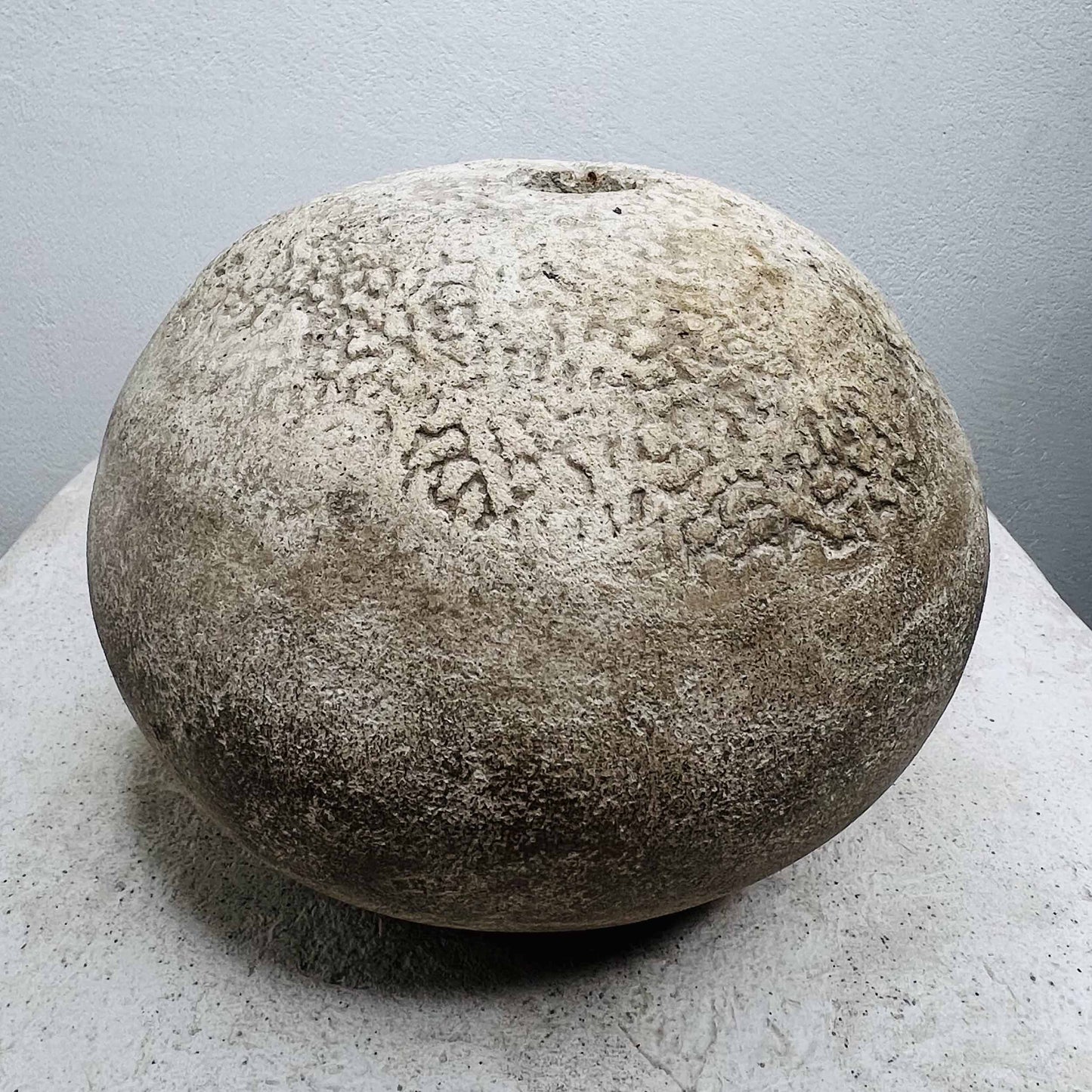 Scultura da tavolo in cemento grezzo modello Towada