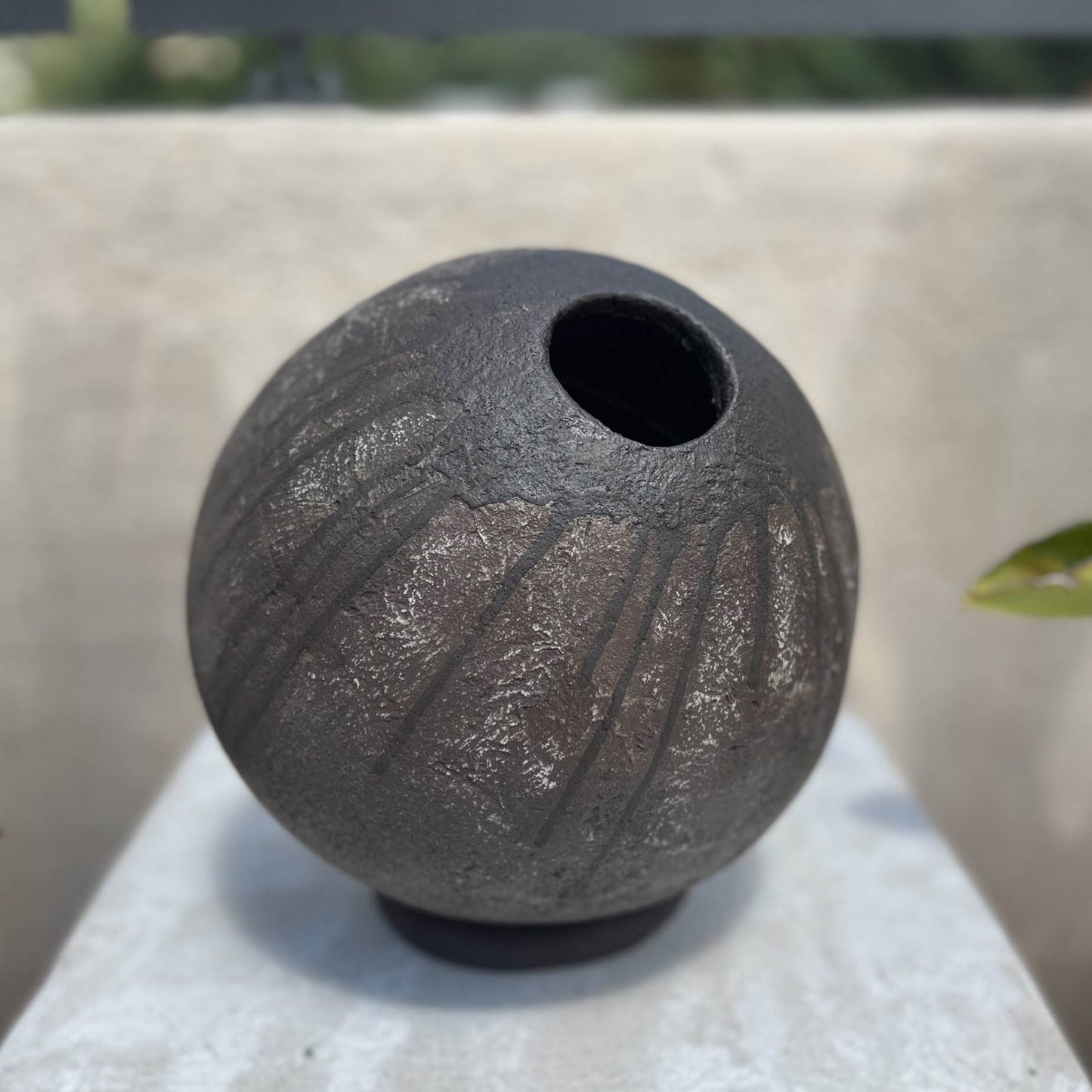 Vaso a palla con texture effetto pietra naturale