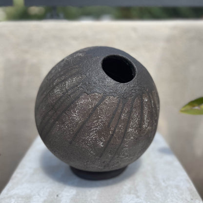 Vaso a palla con texture effetto pietra naturale