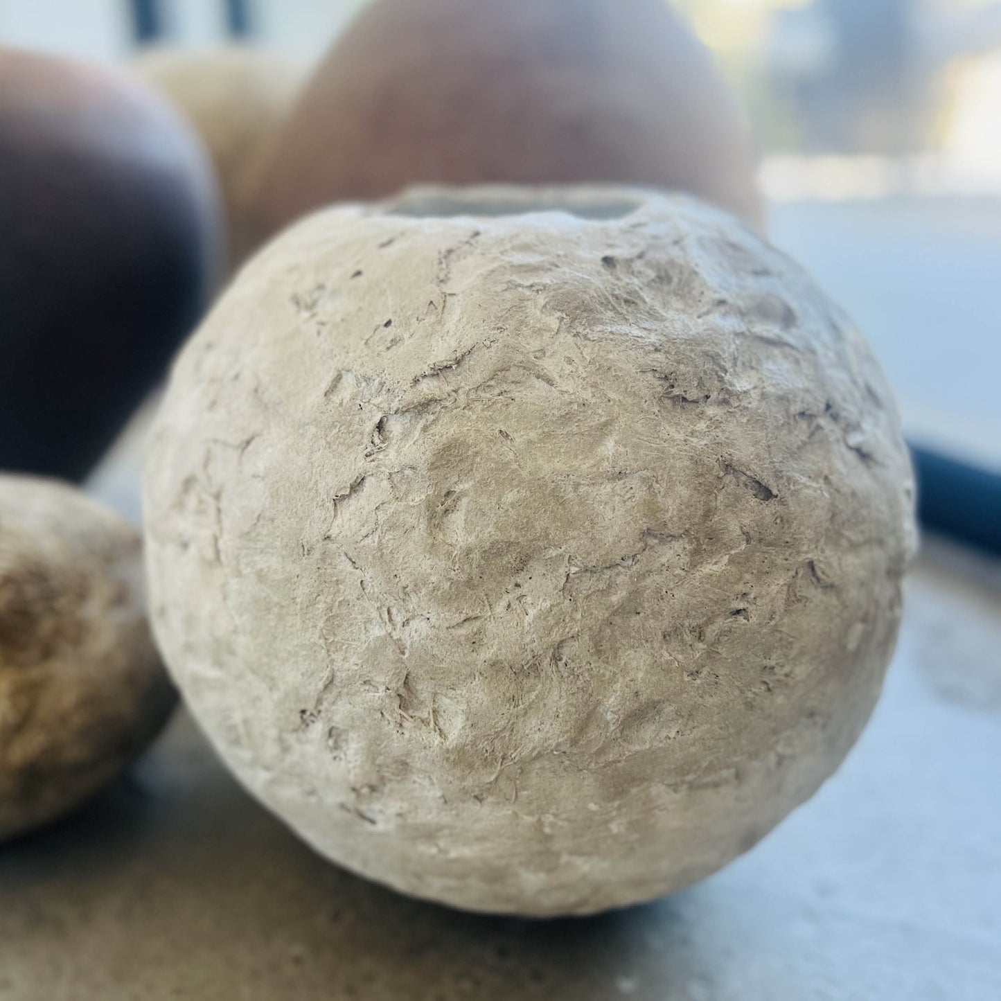 Vaso a palla Izu in cemento design sferico