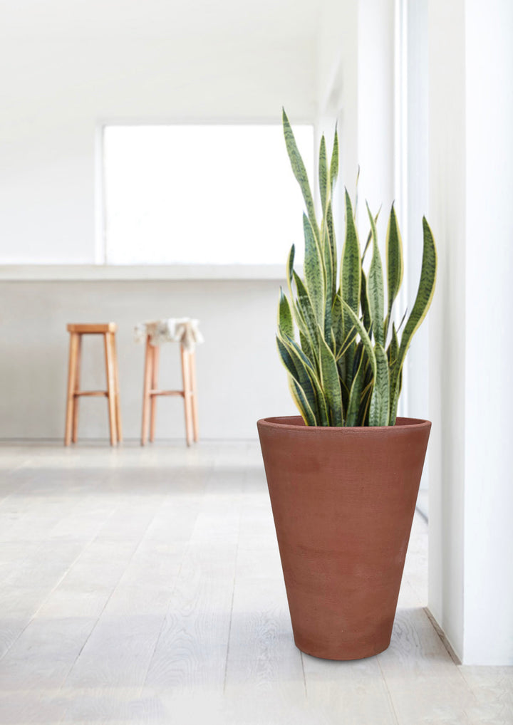 Vase conique élancé Pino en béton léger fait main