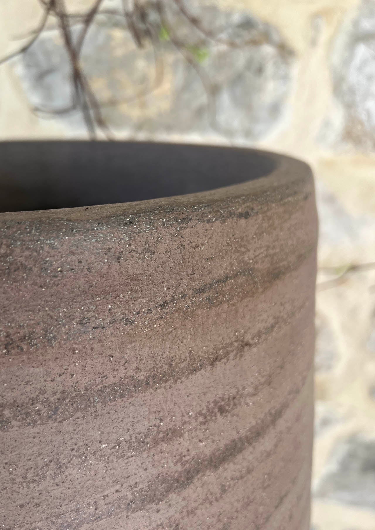 Vaso organico con sfumature ottenute da foglie bruciate