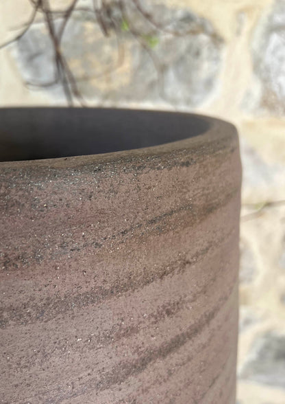 Vaso organico con sfumature ottenute da foglie bruciate