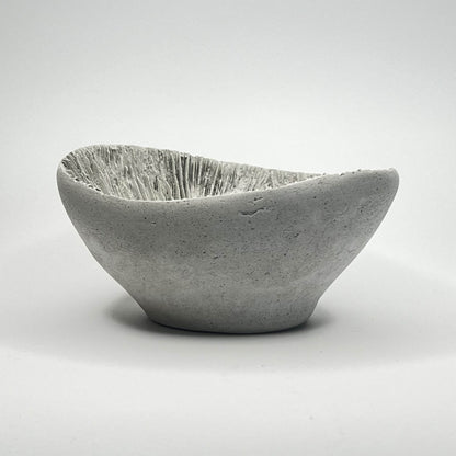 Vaso scultoreo Akagi in cemento design moderno