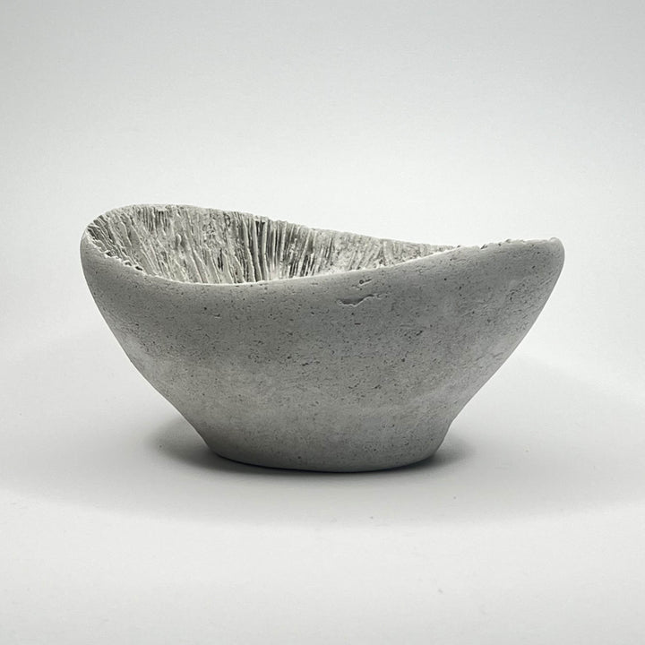 Vase sculptural Akagi en béton design moderne