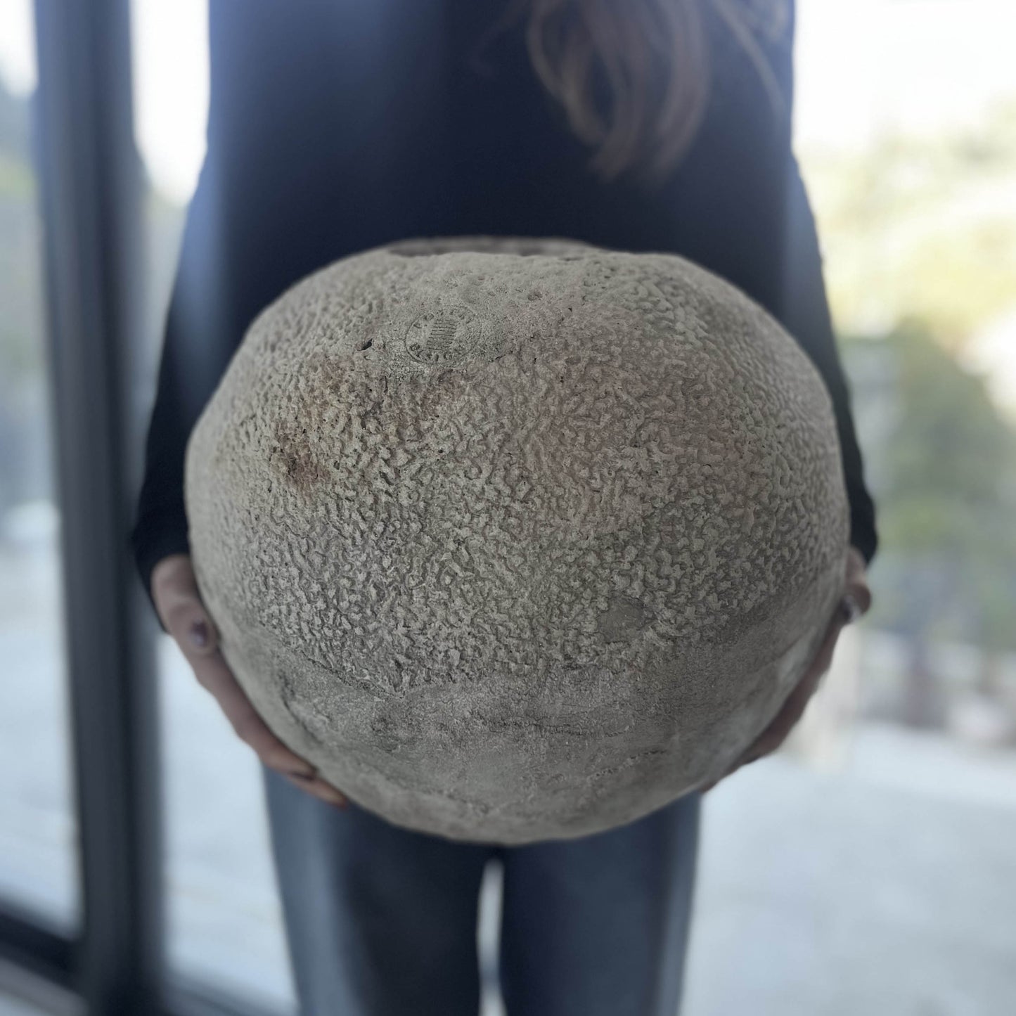 Vaso Minami con texture corallo in cemento bianco fatto a mano