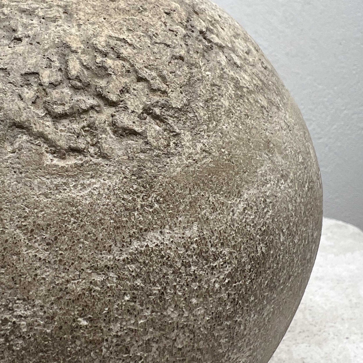 Vaso rotondo aspetto minerale in stile Wabi-sabi