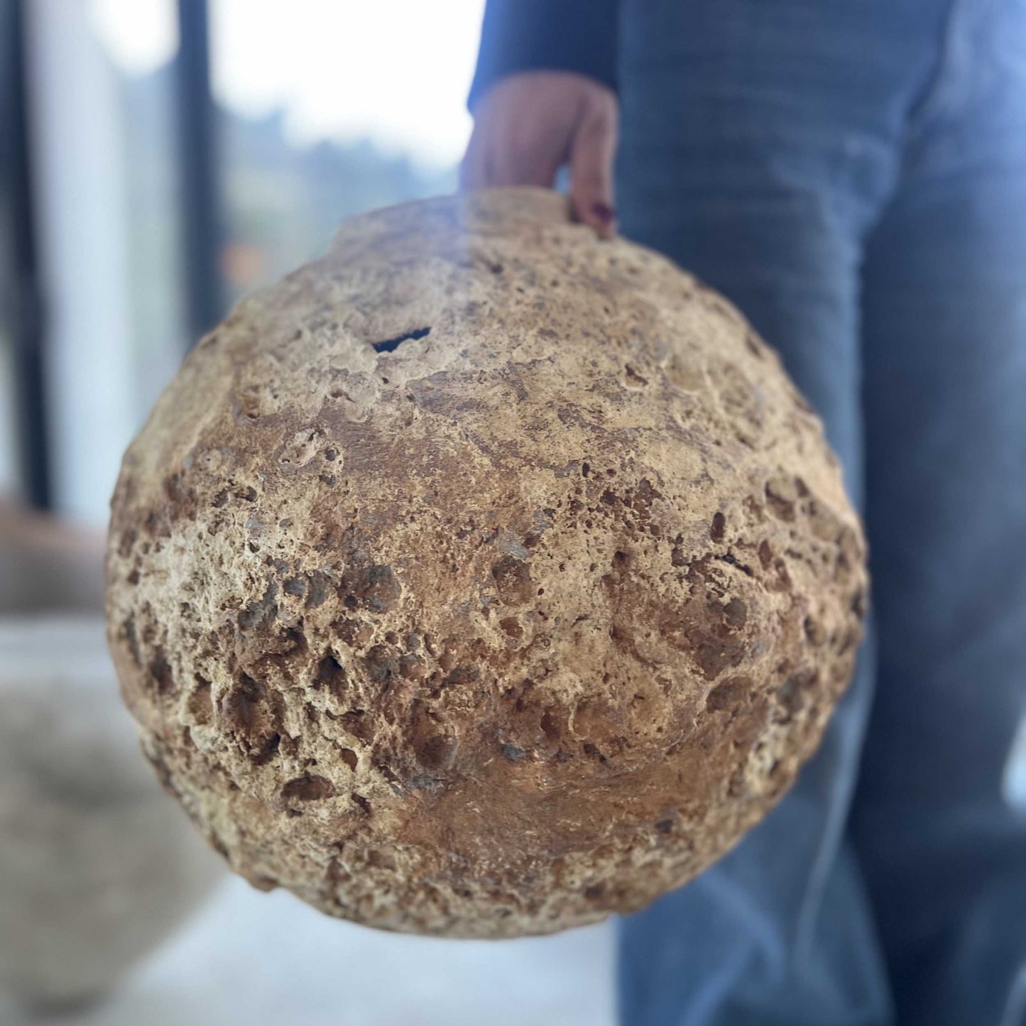 Vaso scultoreo Zao in cemento stile Wabi-sabi per interni