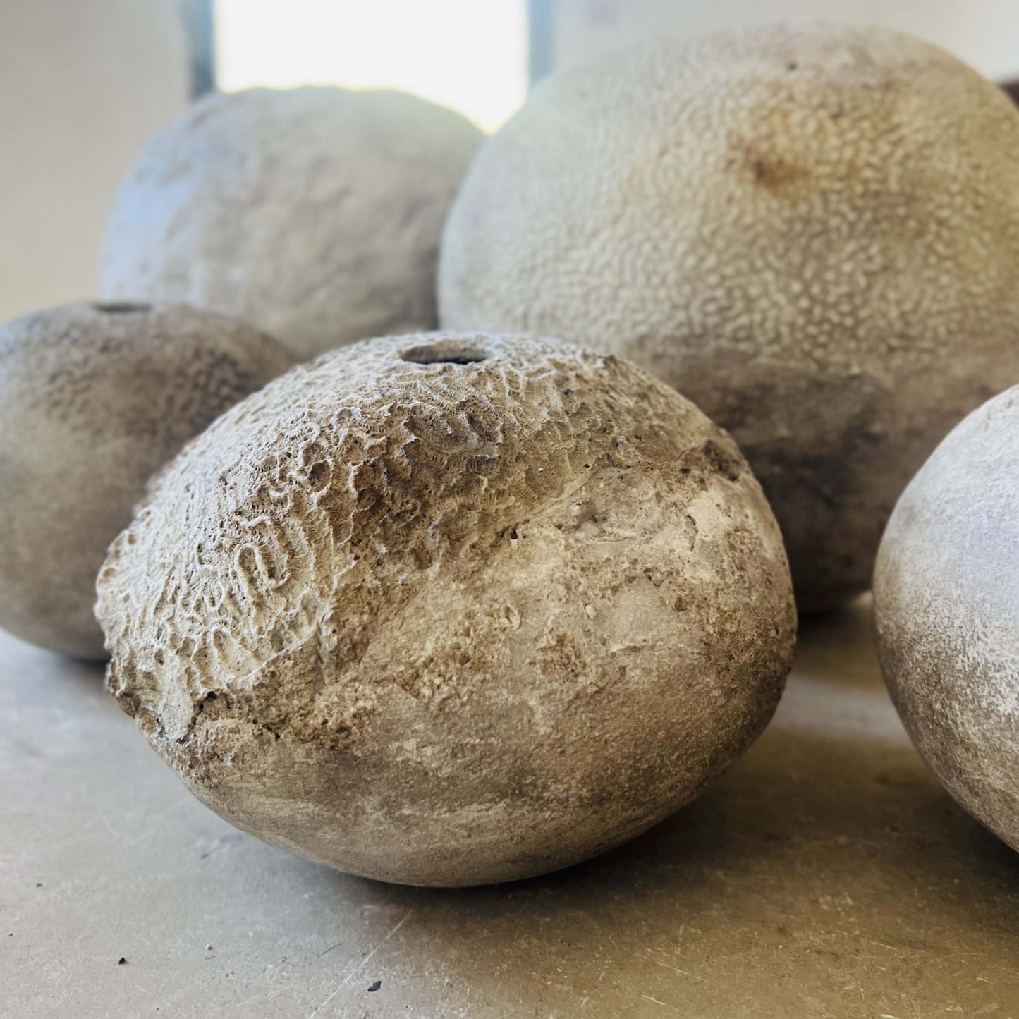Vaso a sfera Mokuyo con texture corallo in cemento bianco