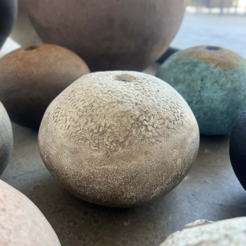 Vaso a sfera Towada con texture minerale esclusiva