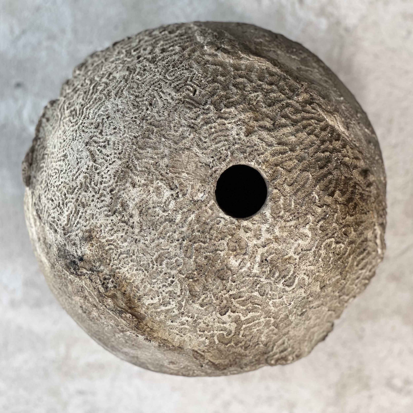 Vaso sferico design Wabi-sabi unico e materico